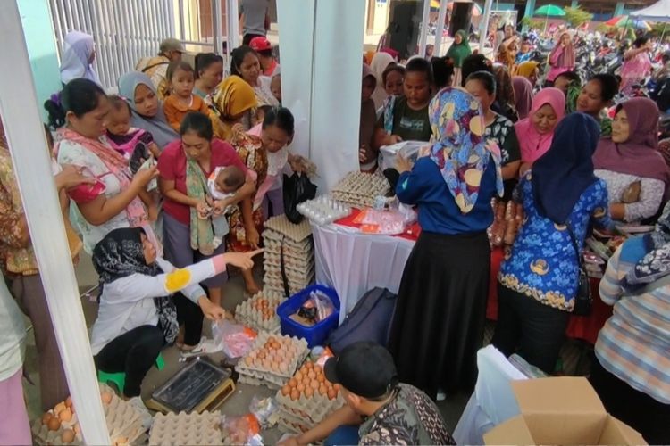 Sejumlah warga Desa Setupatok Kecamatan Mundu Kabupaten Cirebon Jawa Barat, berebut membeli telur ayam di Gerakan Pangan Murah, Rabu (29/11/2023)