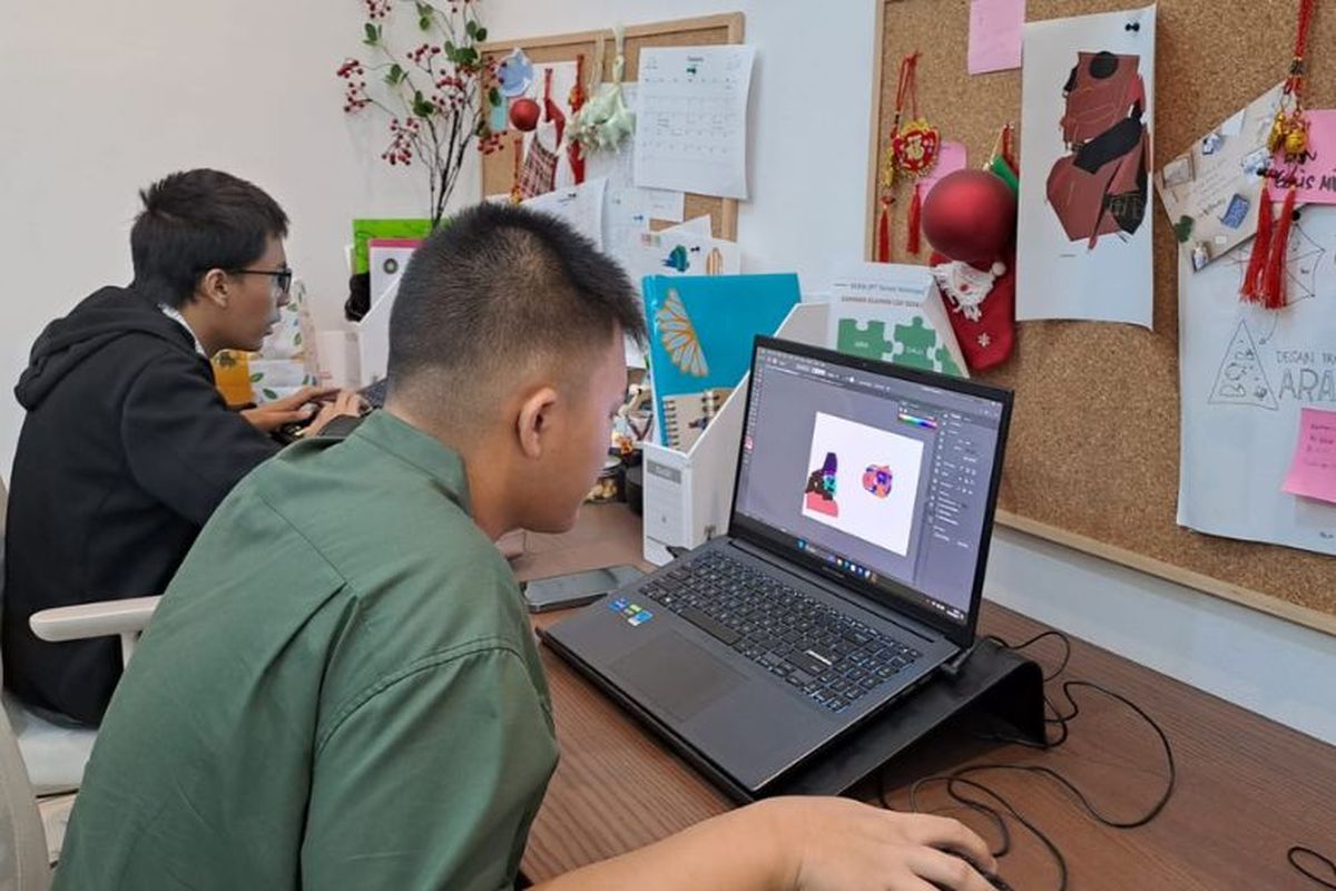 Pada 2022, Yayasan Filoksenia diluncurkan. Tak sekadar menjadi ruang karya, yayasan ini sekaligus menjadi wadah bagi empat teman neurodiverse bekerja sebagai desainer grafis. Sistem kerja seperti halnya perkantoran umum diterapkan, tetapi tetap disesuaikan dengan kondisi para neurodiverse.