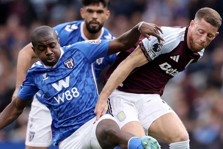 Momen duel perebutan bola Noah Sadiki (kiri) dengan Ross Barkley (kanan) dalam laga pekan ke-33 Liga Inggris 2025-2026 Aston Villa vs Sunderland di Villa Park, Minggu (19/4/2026).