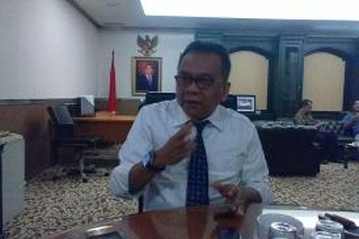 Wakil Ketua DPRD DKI Jakarta yang juga Ketua DPD Gerindra DKI Mohamad Taufik di ruang kerjanya, Senin (20/10/2014). Taufik memasang foto Ketua Dewan Pembina Partai Gerindra Prabowo Subianto di belakang meja kerjanya.

