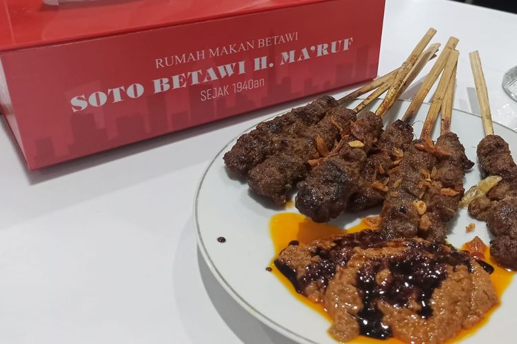 Salah satu menu Soto Betawi H. Ma?ruf, yakni sate sapi khasnya.