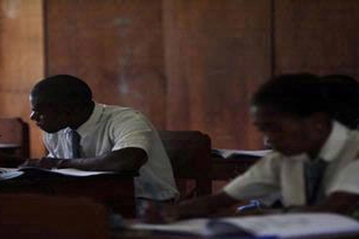 Siswa SMAN 3 Keerom di Distrik Waris, Kabupaten Keerom, Papua, mengikuti Ujian Nasional (UN), Senin (18/4/2011). Dari 31 siswa, lima peserta UN tidak hadir karena tempat tinggal mereka jauh di pedalaman. Ujian hari pertama adalah Bahasa Indonesia dan Sosiologi/Antropologi serta Biologi untuk siswa jurusan IPA.