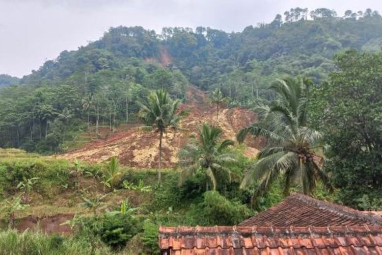 Longsor menggerus areal pesawahan milik warga Dusun Cimareme, Pasanggrahan Baru, Sumedang Selatan, Sumedang, Jabar, Minggu (16/1/2022).