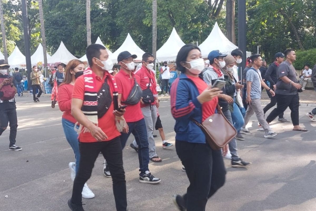 Para suporter Tim Nasional (Timnas) Indonesia mulai memadati Stadion Gelora Bung Karno (SUGBK), Senayan, Jakarta Pusat, Jumat (6/1/2023) sore.