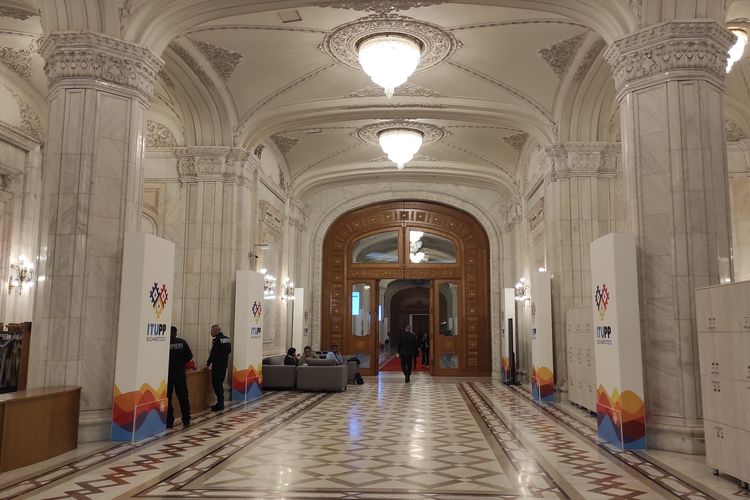 Suasana di dalam Palatul Parlementului atau Gedung Parlemen Rumania di Bukares.