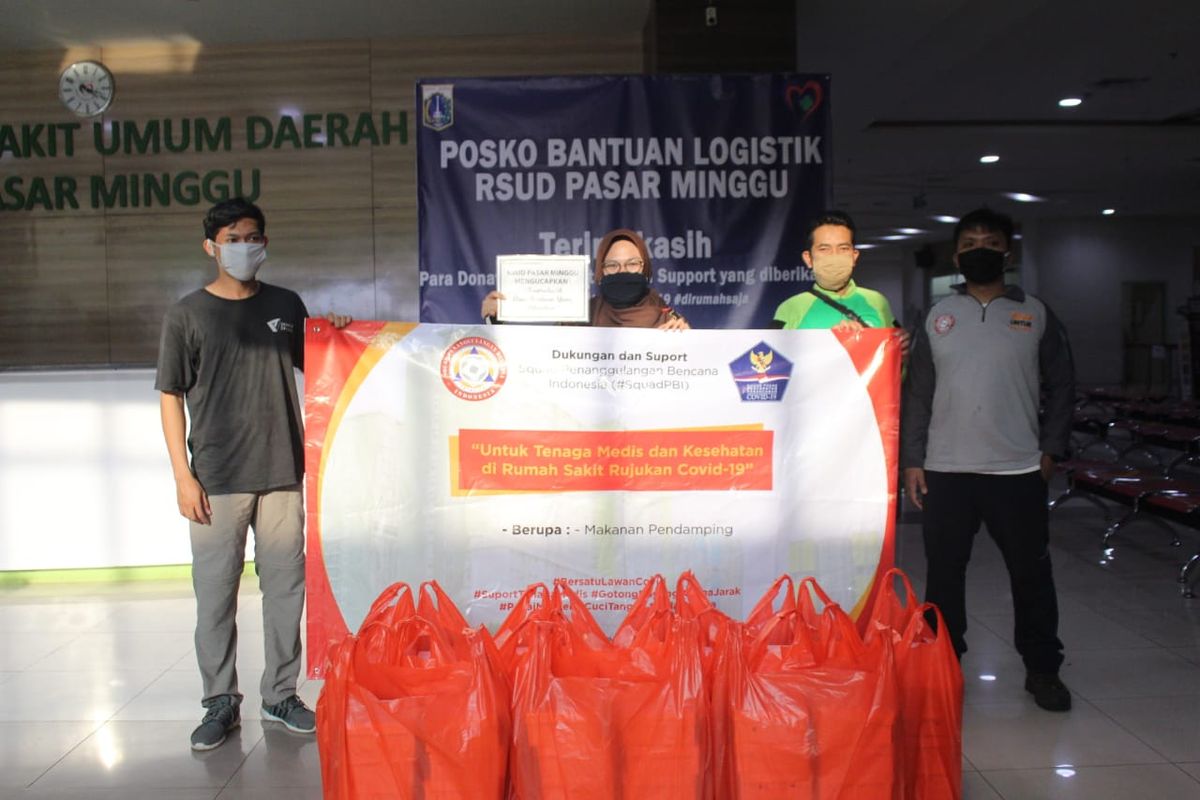 Tim relawan Dompet Dhuafa, saat mengirim paket makanan bergizi ke sejumlah rumah sakit sebagai
wujud kepedulian terhadap tenaga medis.