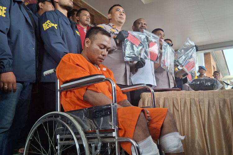 BP alias Mas Pras, (33), pelaku pembunuhan terhadap pemuda berinisial KP (31), duduk di kursi roda saat dihadirkan dalam konferensi pers di Polresta Denpasar,  Senin (17/2/20225). 