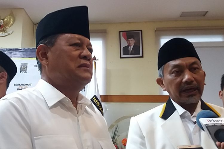 Bakal calon gubernur Jawa Barat Mayjen TNI (Purn) Sudrajat dan bakal calon Wakil Walikota Jabar Ahmad Syaikhu di Kantor DPP PKS, Jalan TB Simatupang, Jakarta Selatan, Rabu (27/12/2017)