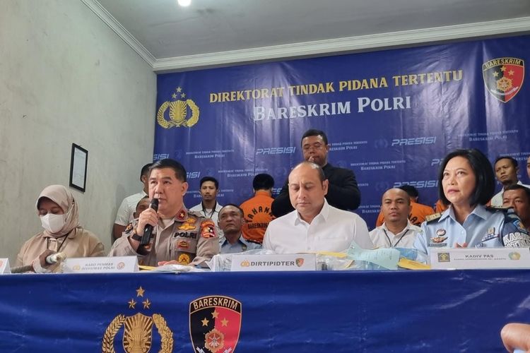 Konferensi pers kasus gagal ginjal akut pada anak oleh Direktorat Tindak Pidana Tertentu di Jakarta Utara, Senin (30/1/2023). 