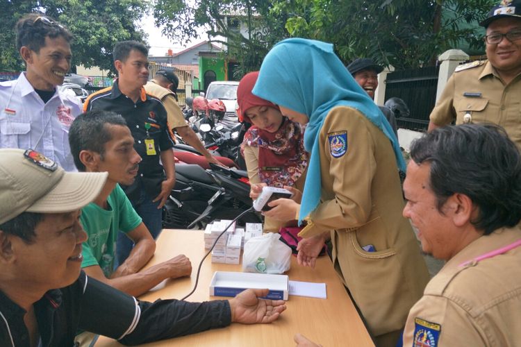 Petugas Puskesmas Beji lakukan pemeriksaan terhadap KPPS, di Balai Rakyat, Beji, Depok, Senin (22/4/2019).