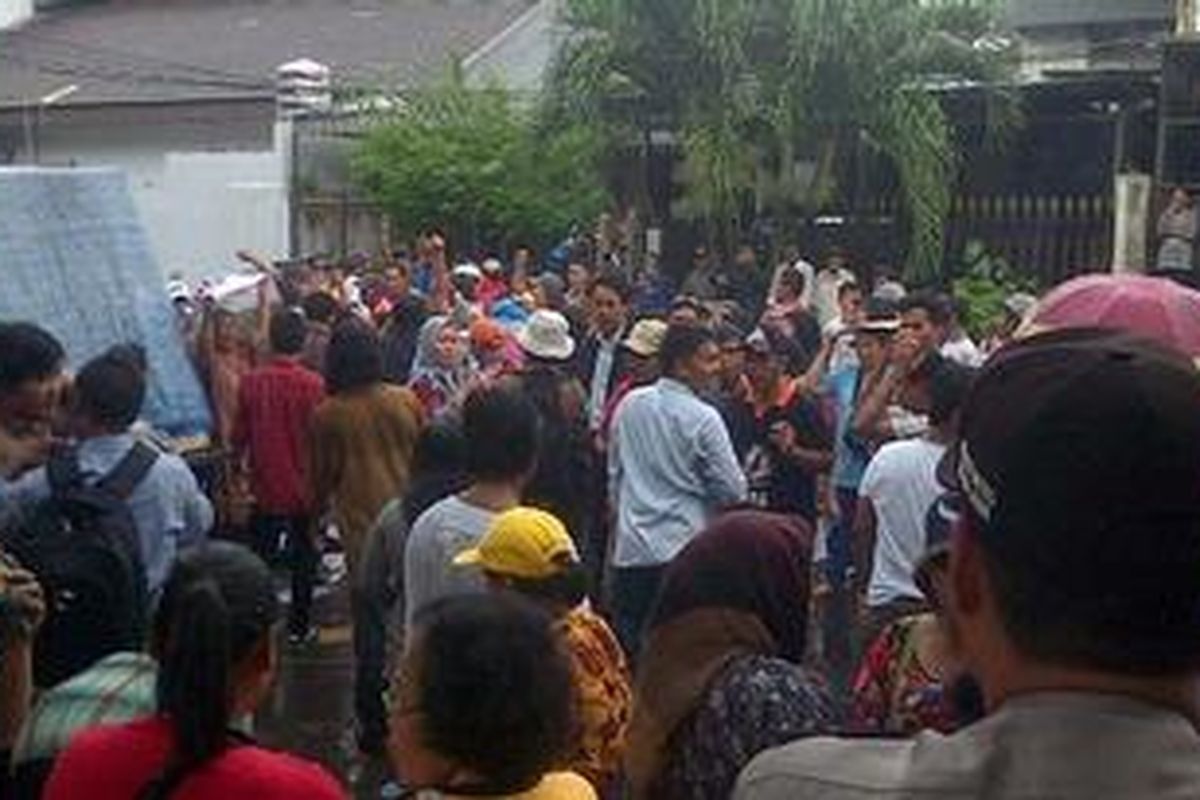 Ratusan warga memadati jalan di depan kantor Kelurahan Guji Baru, Duri Kepa, Kebon Jeruk Jakarta Barat, Rabu (24/4/2013). Akibat pemblokiran jalan tersebut, arus kendaraan di Jalan Panjang sempat mengalami kemacetan.