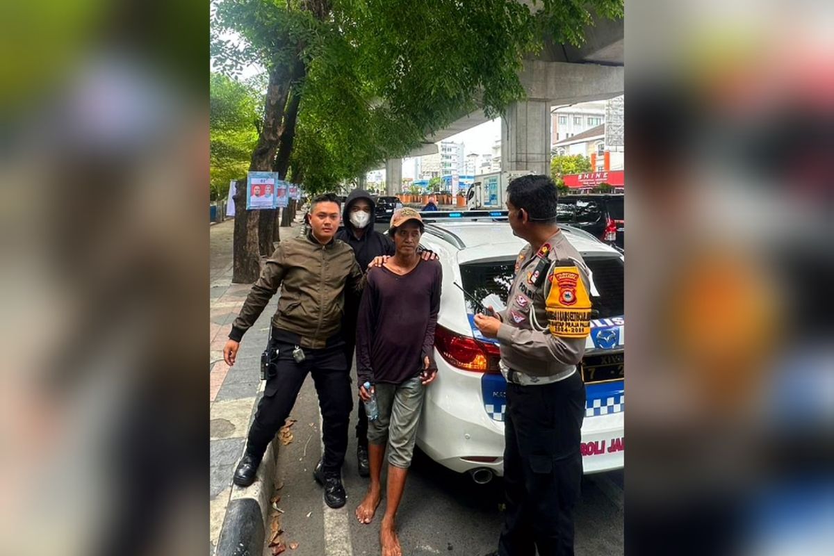 Salah satu pak ogah yang diamankan polisi di bilangan Jalan A P Pettarani, Kota Makassar, Sulsel, pada Kamis (10/10/2024).