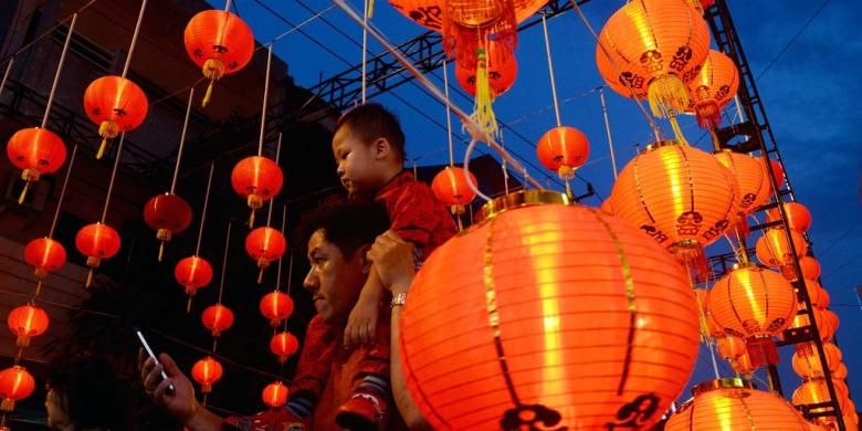 Lampion menghiasi dan menyemarakkan Pasar Imlek Semawis di Gang Pinggir, Pecinan, Kota Semarang, Jawa Tengah, Kamis (4/2/2016). Pasar Imlek Semawis yang diadakan 4-6 Februari ini menjadi agenda rutin dengan berbagai kegiatan dari seni, budaya, hingga kuliner.