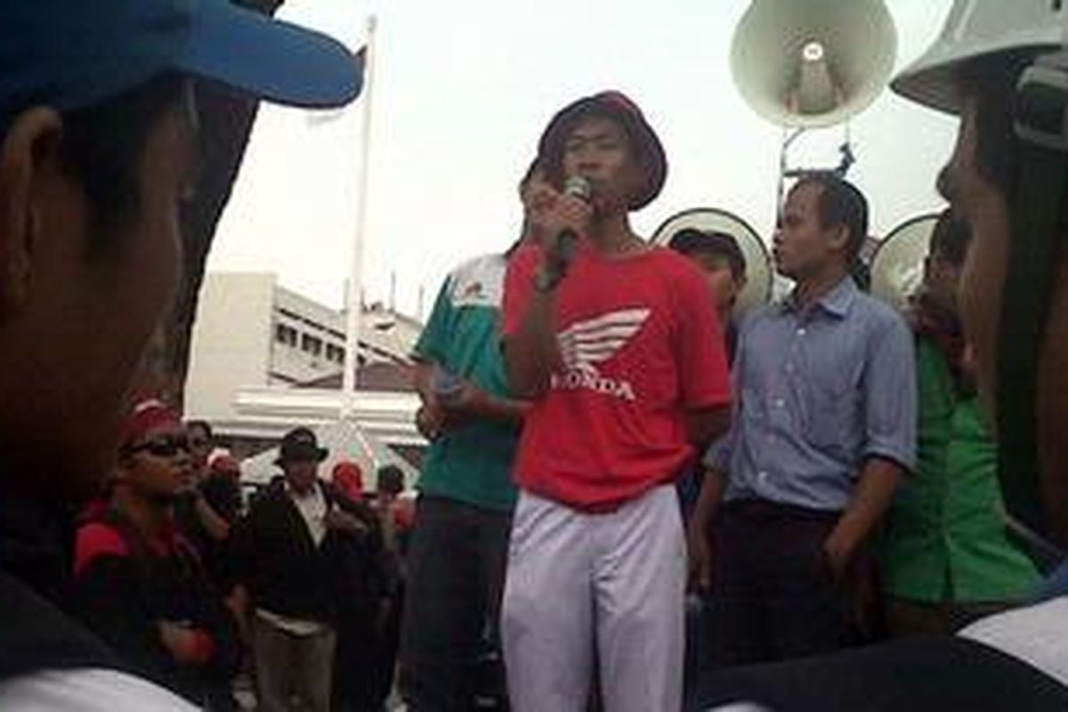 Sekretaris Jenderal Dewan Buruh DKI, Mohammad Toha saat menyampaikan orasinya di depan gedung Balaikota Jakarta, Selasa (13/11/2012). Toha memimpin para buruh menolak upah murah dan meminta kenaikan upah minimum provinsi DKI Jakarta segera disahkan oleh Gubernur Joko Widodo.