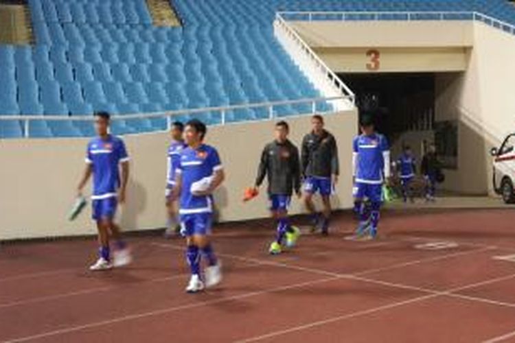 Para pemain Vietnam memasuki Stadion Nasional My Dinh, Hanoi, untuk menggelar latihan pada Jumat (21/11/2014).