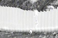 Video Dua Balita Dibuang lewat Atas Tembok Perbatasan AS Setinggi 4 Lebih dari Meter