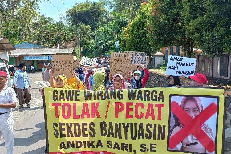Ratusan Emak-Emak membawa spanduk penolakan sekdes Banyuasin Kembaran Kecamatan Loano Kabupaten Purworejo dan menuntut Kades untuk memberhentikan Sekdes 