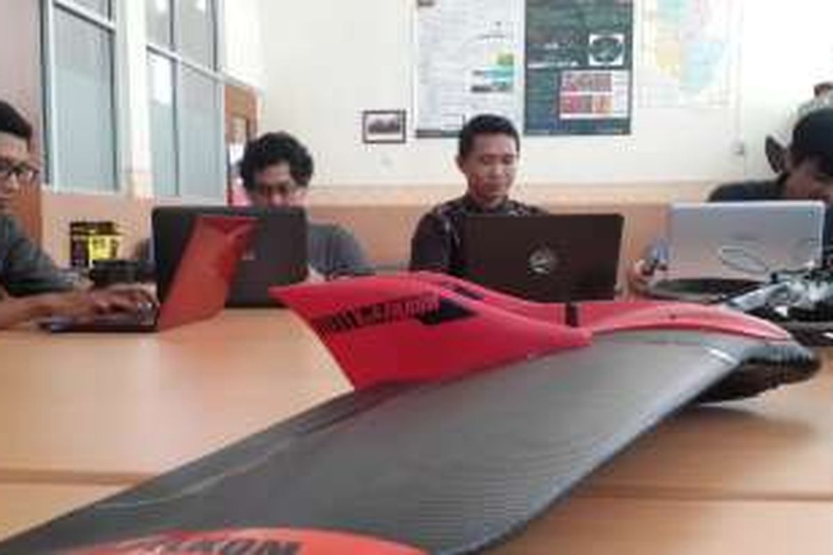 Sejumlah mahasiswa Fakultas Ilmu Komputer Universitas Brawijaya saat memprogram drone pemetaan lahan, Jumat (29/7/2016)