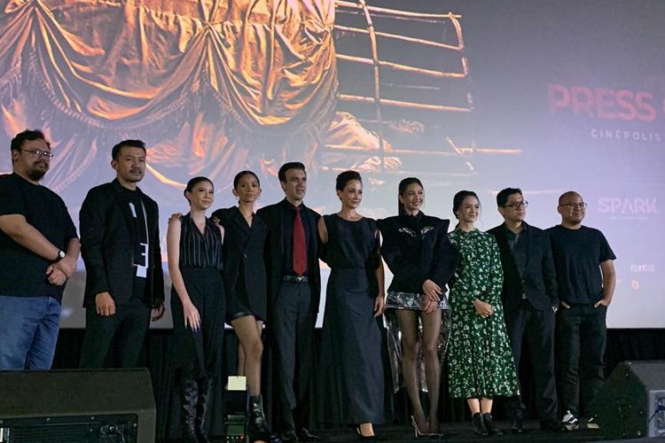 Kimo Stamboel dan para cast film Sewu Dino dalam acara press screening di kawasan Senayan, Jakarta Pusat, Rabu (12/4/2023).  