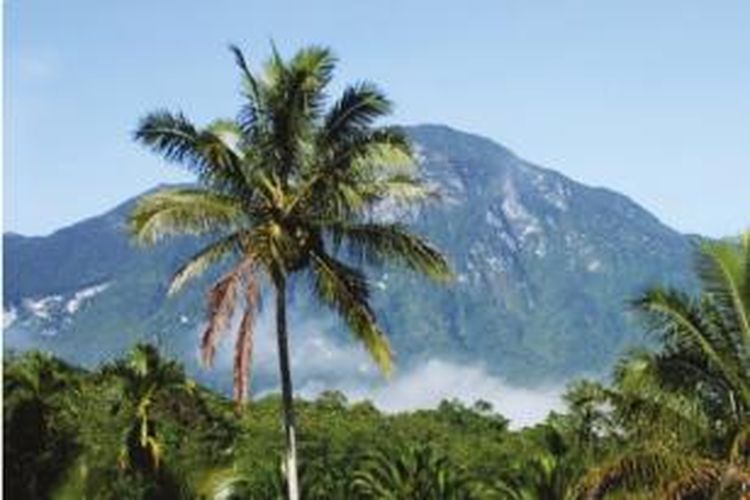 Gunung Murkele, puncak tertinggi kedua setelah Binaiya dalam jajaran pegunungan Manusela.