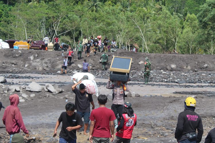 Warga Sumberlangsep sebrangi banjir lahar Gunung Semeru untuk evakuasi barang-barangnya
