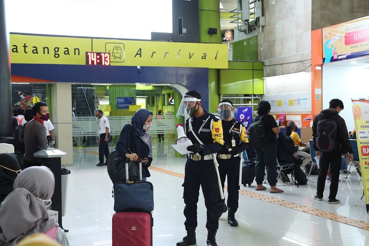 Penumpang kereta api di Stasiun Gambir, Jakarta Pusat.