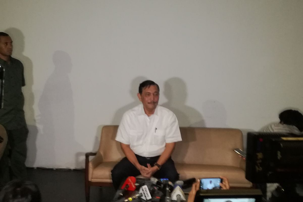 Menteri Koordinator Bidang Kemaritiman Luhut Binsar Pandjaitan di Hotel Akmani, Jakarta, Senin (20/5/2019) malam. 