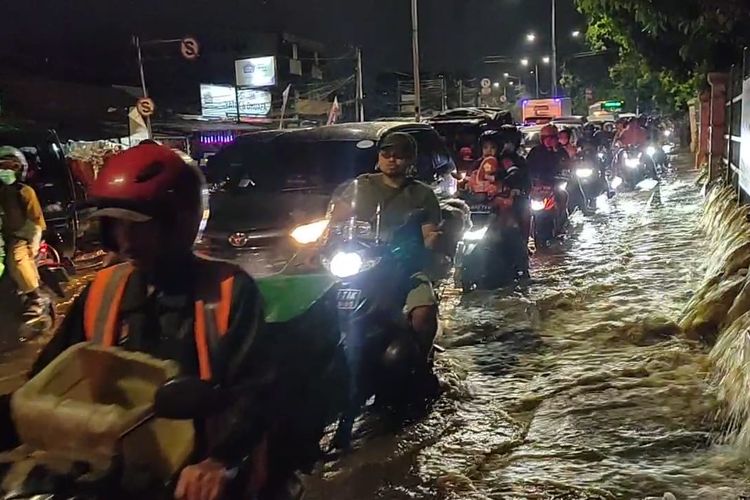 Ruas Jalan Hek di Kramatjati, Jakarta Timur, tergenang air berarus deras setinggi sekitar 20 sentimeter, Rabu (19/4/2023).