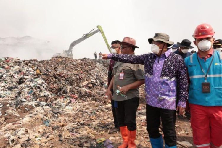 BNPB Kerahkan 2 Helikopter, Bupati Tangerang: Kebakaran TPA Jatiwaringin Mulai Terkendali