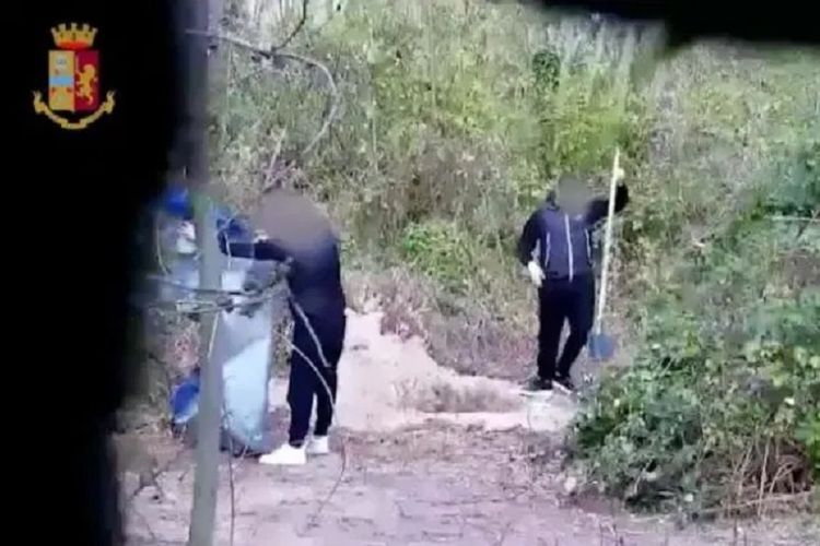 Dua anggota klan mafia Camorra di Italia tengah menggali kuburan bagi salah satu rekan mereka yang ketahuan berhubungan seks dengan istri bosnya.