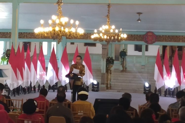 Presiden Jokowi saat memberikan sambutan dalam peringatan Hari Batik Nasional 2019 di Pura Mangkunegaran Solo, Jawa Tengah, Rabu (2/10/2019).