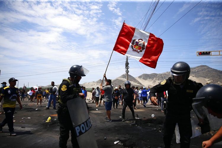 Pendukung Presiden Peru terguling Pedro Castillo memprotes di Pan-American North Highway sementara petugas polisi tiba untuk membersihkan puing-puing, di Chao, Peru, Kamis, 15 Desember 2022.