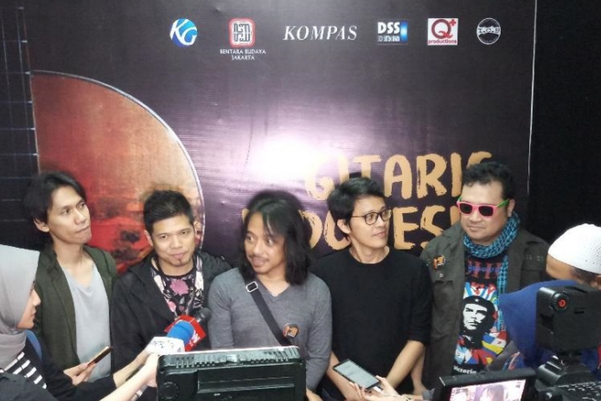 Lima gitaris dalam grup Six Strings, yaitu (dari kiri ke kanan) Eross Candra, Baim, Dewa Budjana, Tohpati, dan Baron Suprayogi, diwawancara pada acara Gitaris Indonesia Peduli Negeri di Bentara Budaya Jakarta, Jalan Palmerah Selatan, Jakarta Pusat, Kamis (11/10/2018) malam. 