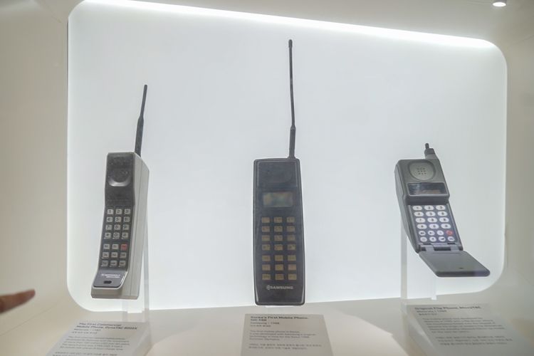HP komersial pertama di dunia adalah Motorola DynaTAC 800X (1983, paling kiri). Lalu HP pertama di Korea adalah Samsung SH-100 (1988, tengah). 