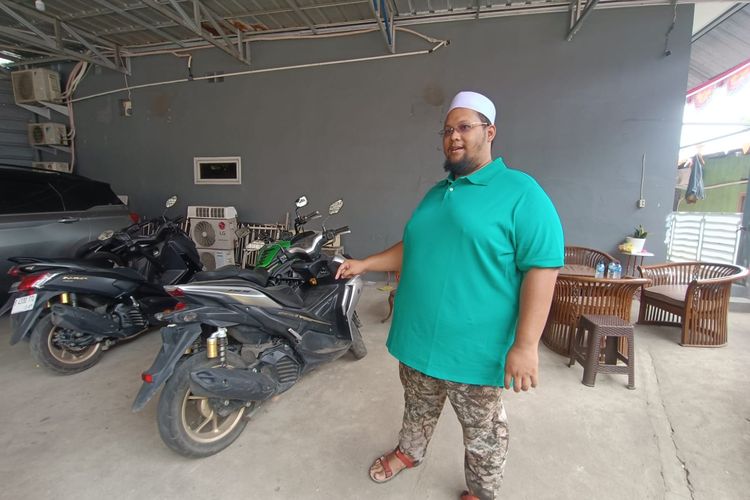 Ilham Ramadhan (27) selaku pemilik lahan parkiran menunjukkan lokasi motor rekannya dicuri komplotan maling pada Selasa (24/10/2023) dini hari di Gang Sawo RT 013/RW 07, Penggilingan, Cakung, Jakarta Timur, Rabu (25/10/2023).