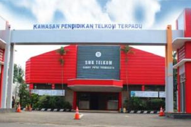 Sarana dan prasarana yang memadai di SMK Telkom Purwekerto merepresentasikan fasilitas pendidikan dasar menengah berkualitas yang dikelola Telkom Foundation. Sampai saat ini, sebagai salah satu CSR PT Telkom, Tbk, pendidikan dasar menengah ini mengelola 10.000 siswa pada 31 TK dan playgroup, 1 SD, 1 SMP, 3 SMK pariwisata, dan 7 SMK Telkom di hampir 35 kota se-Indonesia. (Foto: Telkom Foundation) 