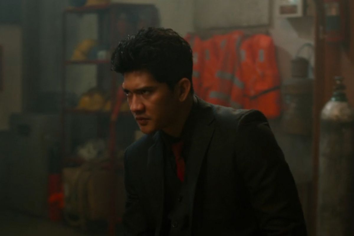 Artis peran Iko Uwais berperan sebagai Arian, seorang tokoh antagonis dalam film The Night Comes for Us.