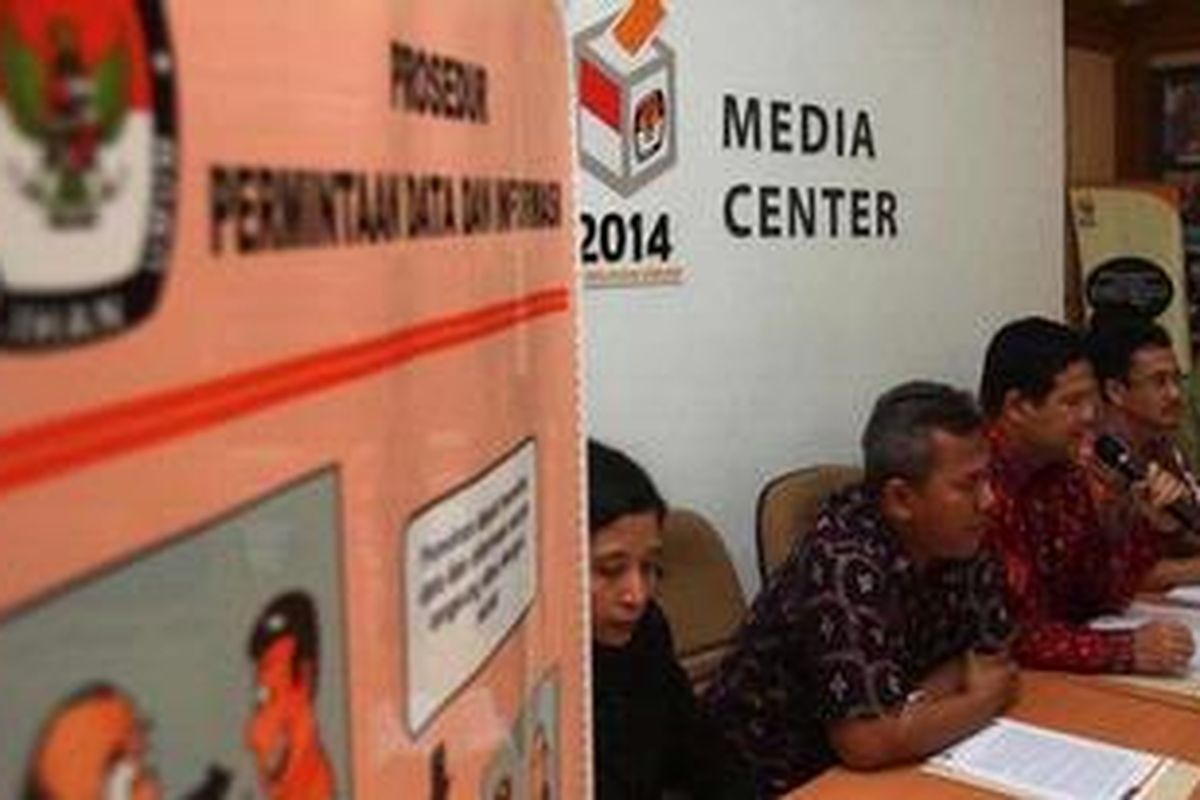 Ketua didampingi anggota Komisi Pemilihan Umum (KPU) di gedung KPU, Jakarta, Kamis (8/9/2012), memberikan keterangan pers mengenai pembukaan pendaftaran dan verifikasi partai politik peserta Pemilu 2014. 