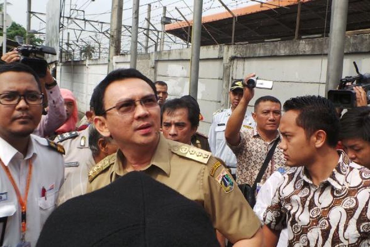 Gubernur DKI Jakarta Basuki Tjahaja Purnama (tengah) saat meninjau Stasiun Tanah Abang, Jakarta Pusat, Rabu (15/4/2015). 