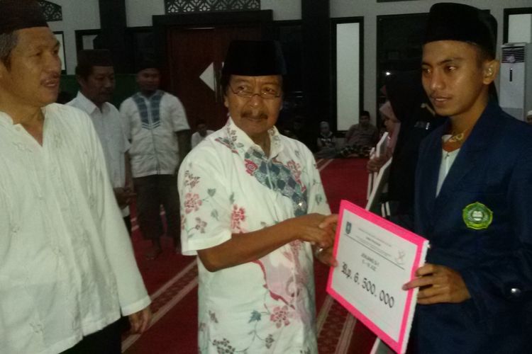 Wakil Gubernur Abdul Fatah saat menyerahkan beasiswa tahfiz Al Quran seusai shalat subuh di Masjid Al Kamal, komplek gubernuran, Rabu (5/12/2018).