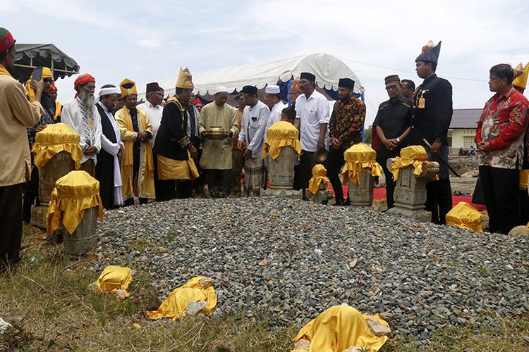 Sejumlah keturunan sultan dan raja yang ada di Aceh melaksanakan zikir dan doa bersama untuk para arwah sultan, raja, ulama, habib dan seluruh rakyat Aceh terdahulu, Minggu (06/05/2018).