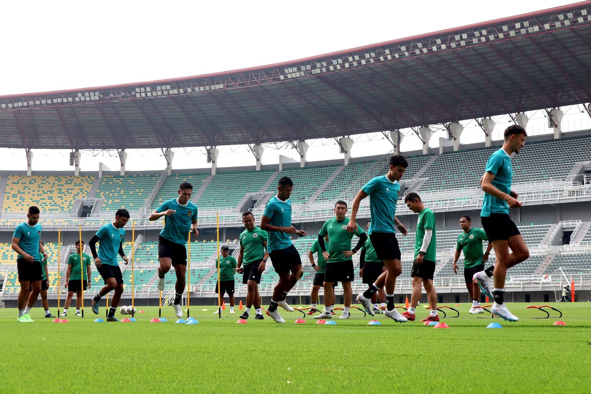 Jelang FIFA Matchday melawan Palestina pemain Timnas Indonesia berlatih di Stadion Gelora Bung Tomo Surabaya, Selasa (6/6/2023) siang. Terkini, Ketua Umum PSSI, Erick Thohir, memberikan teguran kepada klub-klub yang belum melepas pemainnya ke timnas Indonesia untuk menjalani pemusatan latihan.