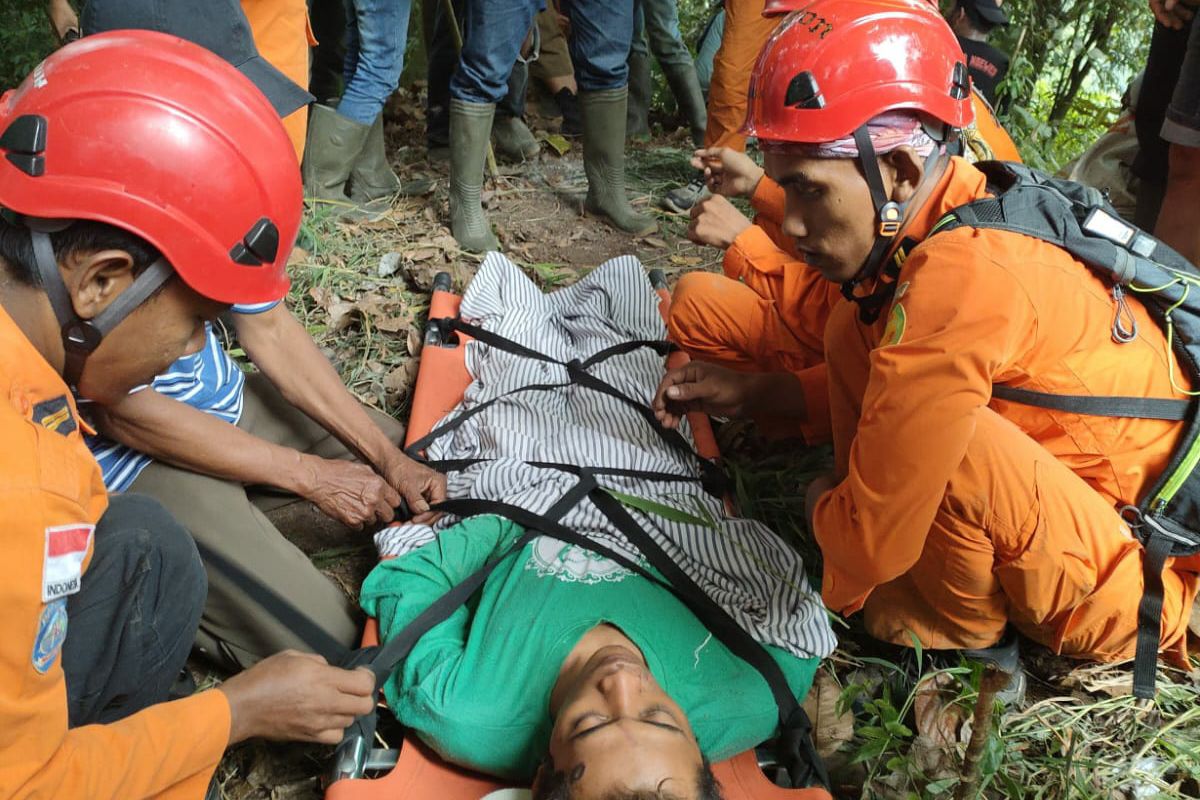 Evakuasi Mohadi (23) pencari madu yang sempat hilang di kawasan hutan Damarwulan Kecamatan Puncu, Kabupaten Kediri, Jawa Timur, Kamis (8/6/2023).