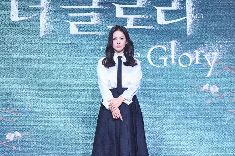 Aktris Song Hye Kyo saat berpose dalam jumpa pers drama The Glory yang digelar pada Selasa (20/12/2022).