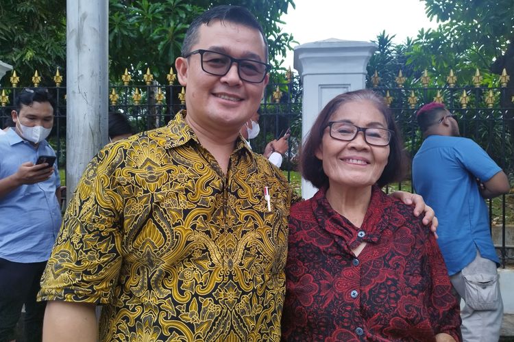 Moses Manulang (45) dan ibunya saat diwawancarai di depan kantor Kemensetneg, Jakarta Pusat, Rabu (10/4/2024).