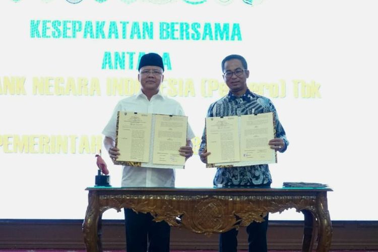 Gubernur Bengkulu Rohidin Mersyah (kiri) dan Direktur Layanan dan Jaringan BNI Ronny Venir (kanan) dalam penandatanganan kesepakatan bersama ?Implementasi Smart Province di Bengkulu?, Rabu (24/08/2022).