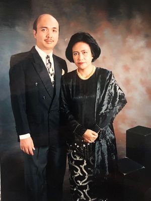Putu Pendit dengan istrinya Meily Zulia di tahun 2000 sesuai wisuda.