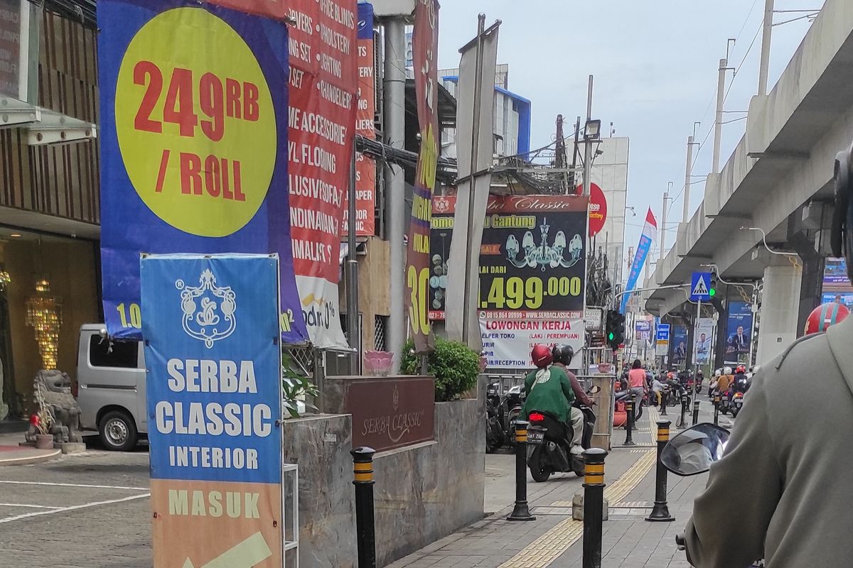 Seorang pengendara motor menerobos trotoar di Jalan Fatmawati, tepatnya di depan perempatan ITC Fatmawati pada Senin (6/2/2023) 