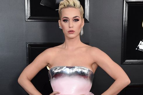 Reaksi Katy Perry Ketika Gaunnya di Ajang Grammy Dianggap Mirip Kue
