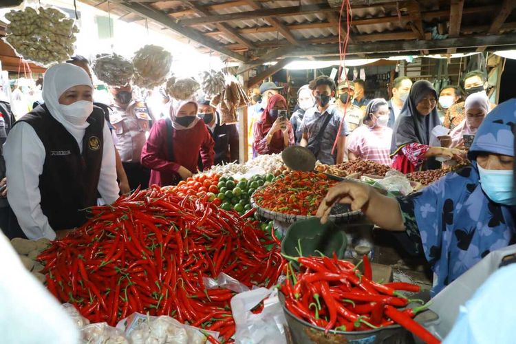 Gubernur Jawa Timur Khofifah Indar Parawansa saat meninjau pasar untuk mengecek harga bahan pokok